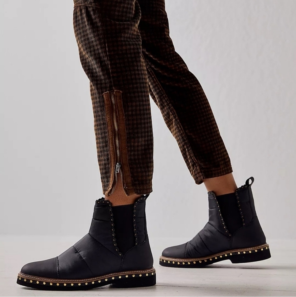 [NEW] Free People Black Atlas Chelsea Studded Puffer Pull-On Booties Size 40